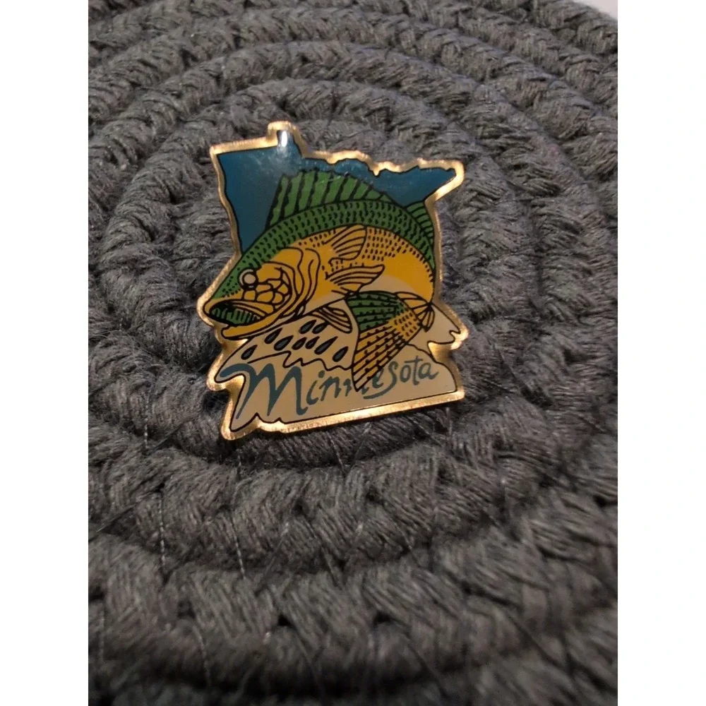 ^BEAUTIFUL MINNEAPOLIS MINNESOTA PIN BADGE^ FISH & MAP